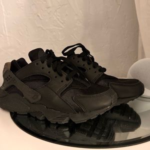 Black Harache Nike Sneakers